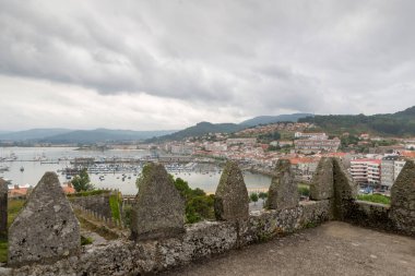 Monterreal Kalesi 'nden sahil ve limanı olan Bayona Körfezi' nin panoramik manzarası (bugün lüks bir otel))