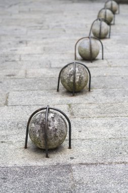 Demir çubuklarla bağlanmış taş top.