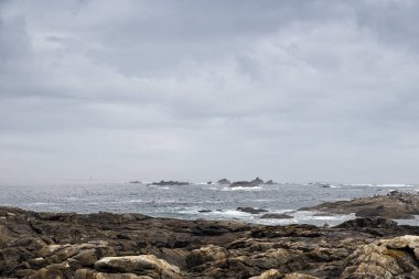 İspanya 'nın Galiçya kıyılarının manzarası bulutlu bir günde