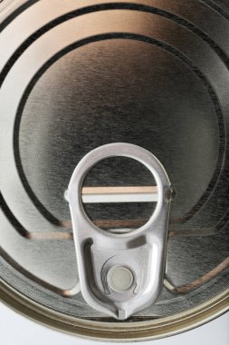 Teneke kutuya yakın çekim. Yukarıda.