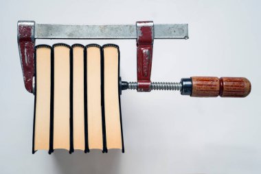 Geleneksel kitap basımını resmeden kavram, baskının aksiyonunu vida kıskacı ile kullanır. Beyaz arkaplan