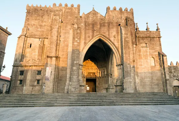 Tuy Katedrali, M.S. 1225 yılında Kral Alfonso 'nun monarşisi sırasında kutsanmıştır, ama inşaat çalışmaları bir asır önce başlamıştır.