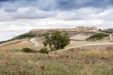 Uruena duvarlı şehir manzarasına. İspanya