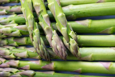 Beyaz arka planda bir grup kuşkonmaz.