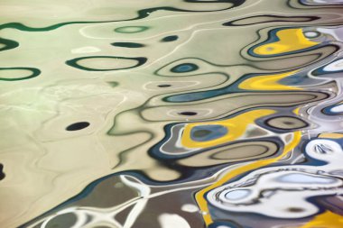 Teknelerin liman suda soyut yansımalar