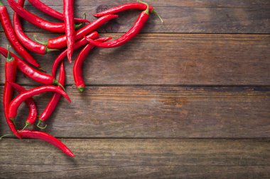Eski ahşap bir masada kırmızı biber. Metin için boşluk