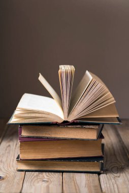 Ahşap güverte masasında eski kitaplar. Boşluğu kopyala