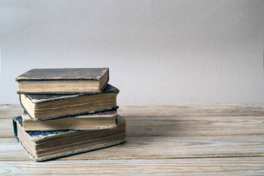 Ahşap bir raftaki eski kitaplar. Boşluğu kopyala
