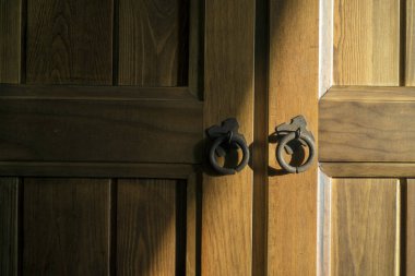 Tahta kapıdaki güneş çizgisi