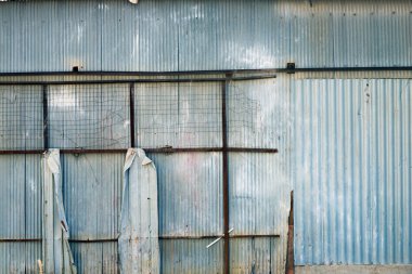 Oluklu demirden yapılmış bir kulübe.