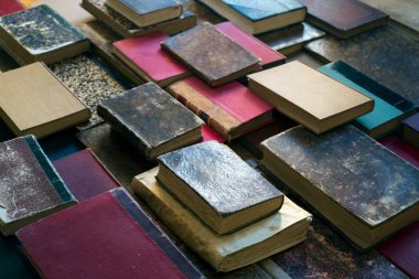 arkaplan birçok eski kitaptan oluşur