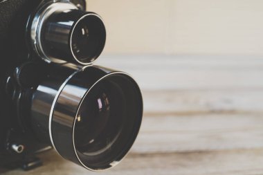 Eski tarz fotoğraf makinesinin kapanışı; ortam biçimi 6x6 cm.