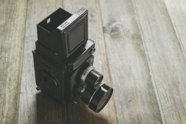 Eski tarz fotoğraf makinesinin kapanışı; ortam biçimi 6x6 cm.