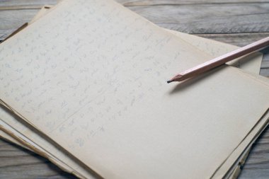 Bazı eski kağıtların üzerine kalem. Boşluğu kopyala