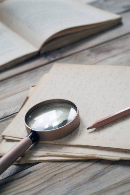 Bazı eski kağıtların üzerinde büyüteç