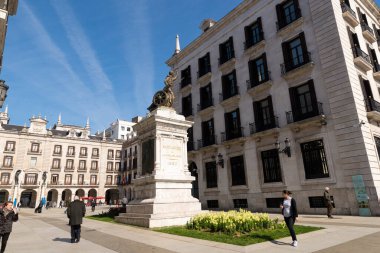 SANTANDER, İspanya - 10 Mart 2015: Pedro Velarde anısına dikilmiş Santander heykeli. Heykel, 