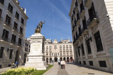 SANTANDER, İspanya - 10 Mart 2015: Pedro Velarde anısına dikilmiş Santander heykeli. Heykel, 