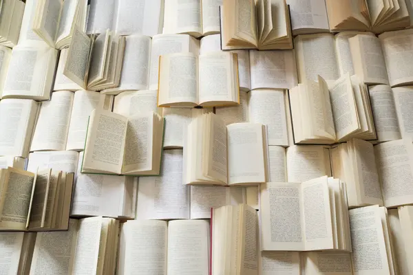 Birçok açık kitap birikti. Okunamayan metin