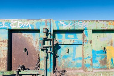 Paslı, paslanmış eski metal kapı sürgülü, zincirli ve cıvatalı.