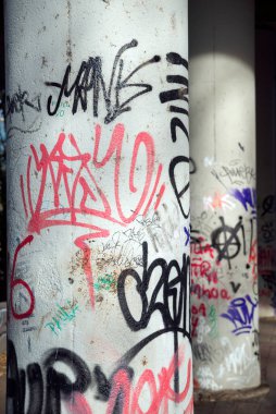 Sütun ve duvarda graffiti 