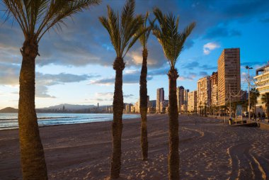 Benidorm sahilinde gün batımı, Alicante, İspanya