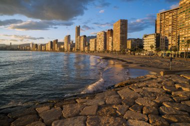 Benidorm sahilinde gün batımı, Alicante, İspanya