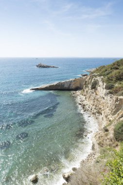 İbiza şehrinin kalesinden sahil manzarası