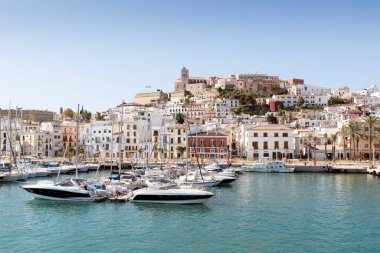 Mavi Akdeniz manzaralı İbiza (Eivissa) kasabası
