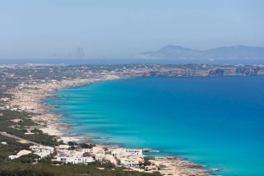 Formentera Adası, İspanya. Kuzey kayalık kıyı şeridine bakın. Ufukta Es Vedra var.