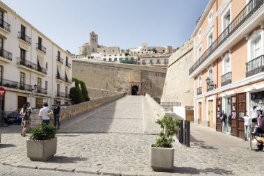 İbiza Kasabası 'nın İbiza Adası' ndaki eski kasaba duvarları ve geçidi..