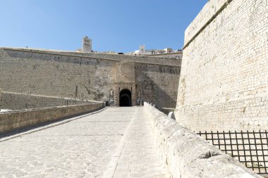 İbiza Kasabası 'nın İbiza Adası' ndaki eski kasaba duvarları ve geçidi..