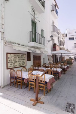 IBIZA, İspanya - 13 Mayıs 2015: İbiza Eski Kasabası. Beyazlatılmış evleri, barları, restoranları ve dükkanlarıyla eski İbiza kasabasının pitoresk bir caddesi.