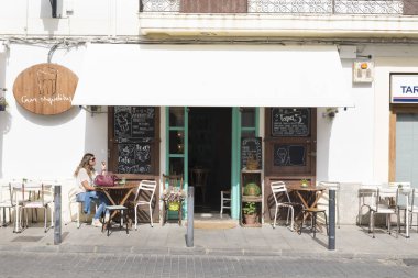 IBIZA, İspanya - 13 Mayıs 2015: İbiza Eski Kasabası. Beyazlatılmış evleri, barları, restoranları ve dükkanlarıyla eski İbiza kasabasının pitoresk bir caddesi.