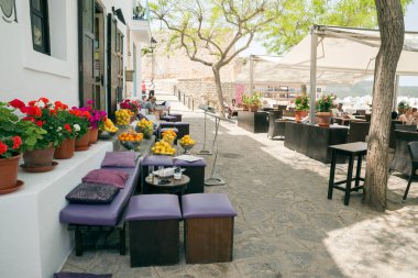 IBIZA, İspanya - 11 Mayıs 2015 İbiza Eski Kasabası. Beyazlatılmış evleri ve sokak restoranlarıyla eski İbiza kasabasının pitoresk bir caddesi.