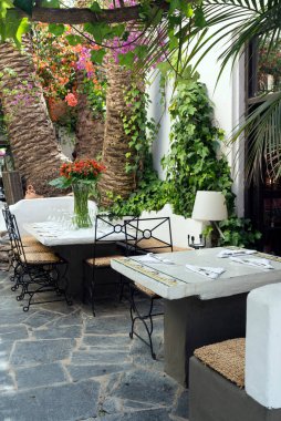 IBIZA, İspanya - 11 Mayıs 2015 İbiza Eski Kasabası. Beyazlatılmış evleri ve sokak restoranlarıyla eski İbiza kasabasının pitoresk bir caddesi.