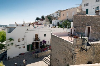 IBIZA, İspanya - 15 Mayıs 2015 İbiza Eski Kasabası. Beyazlatılmış evleri ile eski İbiza kasabasının pitoresk bir caddesi.