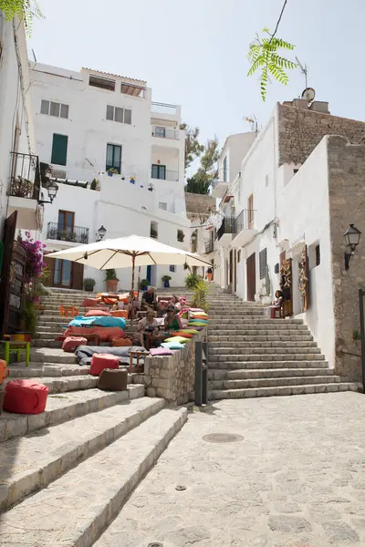 IBIZA, İspanya - 13 Mayıs 2015: İbiza Eski Kasabası. Beyazlatılmış evleri, barları, restoranları ve dükkanlarıyla eski İbiza kasabasının pitoresk bir caddesi.