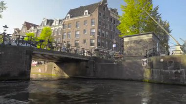 AMSTERDAM, NETHERLANDS - 10 Mayıs 2017: İlkbaharda Amsterdam kanallarında yelken açmak