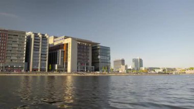 AMSTERDAM, NETHERLANDS - 10 Mayıs 2017: İlkbaharda Amsterdam kanallarında yelken. OBA, Amsterdam Halk Kütüphanesi.