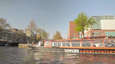AMSTERDAM, NETHERLANDS - 10 Mayıs 2017: İlkbaharda Amsterdam kanallarında yelken açmak