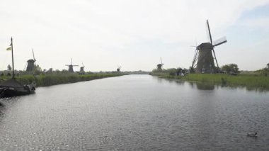 KINDERDIJK, NETHERLANDS - 14 Mayıs 2017: Hollanda 'nın Güney Hollanda eyaletinde yer alan bir Hollanda kentidir ve uluslararası bir anıt olarak Unesco tarafından belirlenen 19 değirmeniyle dünyaca ünlüdür..