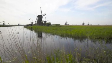KINDERDIJK, NETHERLANDS - 14 Mayıs 2017: Hollanda 'nın Güney Hollanda eyaletinde yer alan bir Hollanda kentidir ve uluslararası bir anıt olarak Unesco tarafından belirlenen 19 değirmeniyle dünyaca ünlüdür..