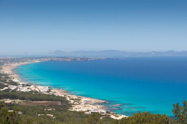 Formentera Adası, İspanya. Kuzey kayalık kıyı şeridine bakın. Ufukta Es Vedra var.