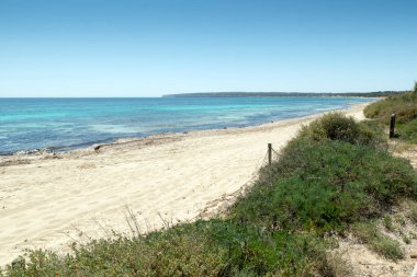 Formentera, Akdeniz 'de turkuaz deniz bulunan bir plaj.