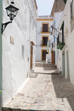 Dik sokakları ve beyazlatılmış evleri olan eski İbiza kasabasının tipik bir köşesi.