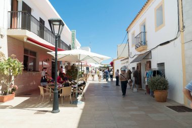 SAN FRANCISCO, eski İspanya - 12 Mayıs 2015: San Francisco 'da turistler (resmi ve Katalanca: Sant Francesc de Formentera), Formentera' nın başkenti ve ana şehri..