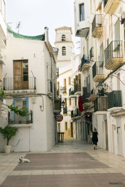 IBIZA, İspanya - 13 Mayıs 2015: İbiza Eski Kasabası. Eski İbiza şehrinin resimli bir caddesi, beyazlatılmış evleri ve asılmış kıyafetlerle dolu balkonları.. 