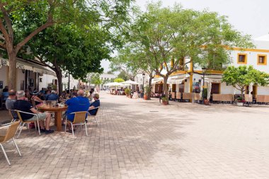 SANTA GERTRUDIS DE FRUITERA, IBIZA, SPAIN - 14 Mayıs 2015: Santa Gertrudis beyaz evlerden ve tipik bir Akdeniz manzarasından oluşan bir köydür..