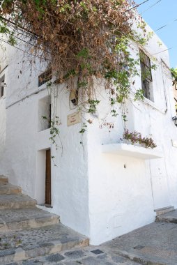 Dik sokakları ve beyazlatılmış evleri olan eski İbiza kasabasının tipik bir köşesi.