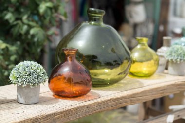 Eski ahşap bir kalas üzerinde cam sürahi.